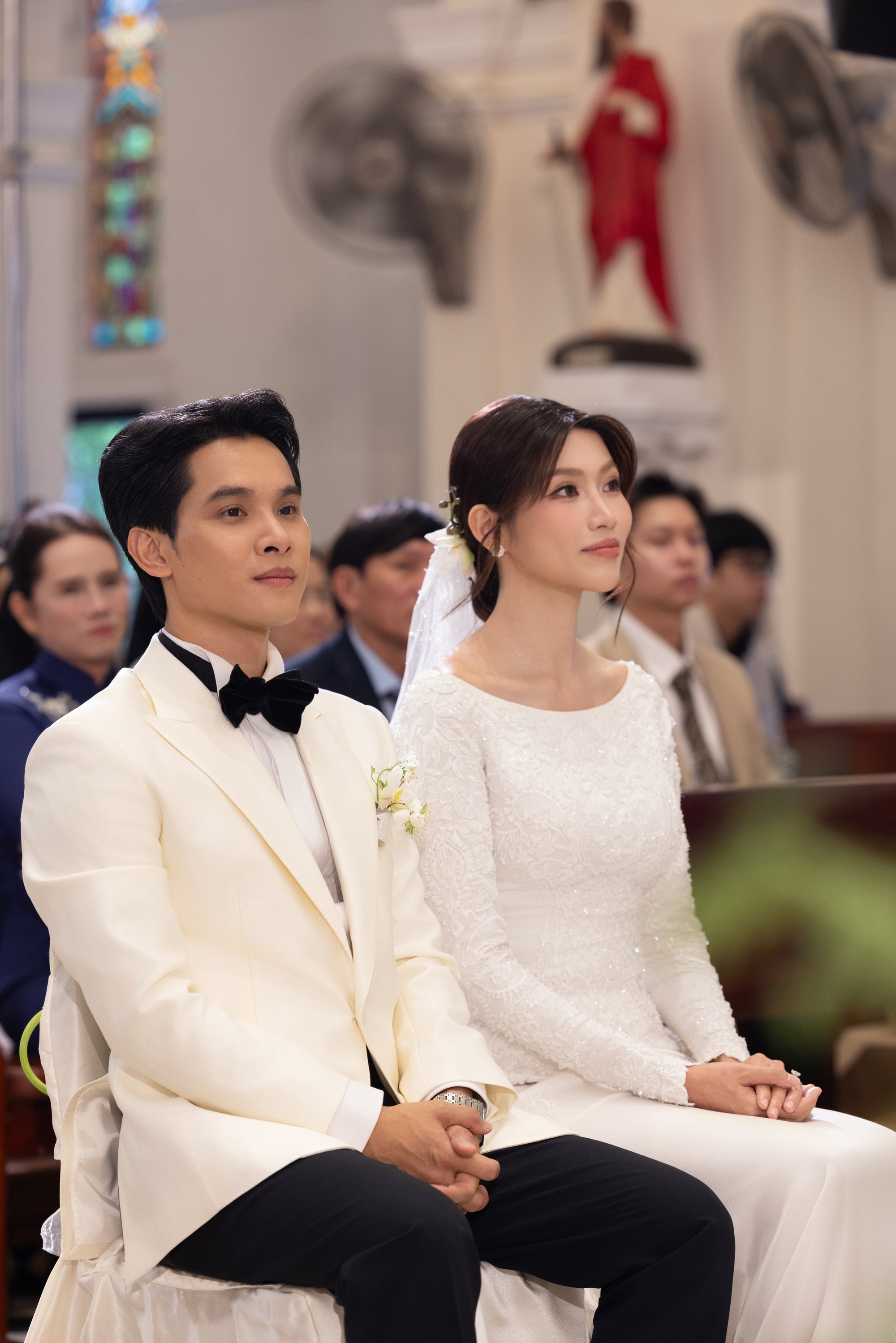 Lễ cưới nhà thờ của Á hậu Quỳnh Châu: Cô dâu rưng rưng xúc động, thiếu gia Đà Lạt quá điển trai!- Ảnh 1.