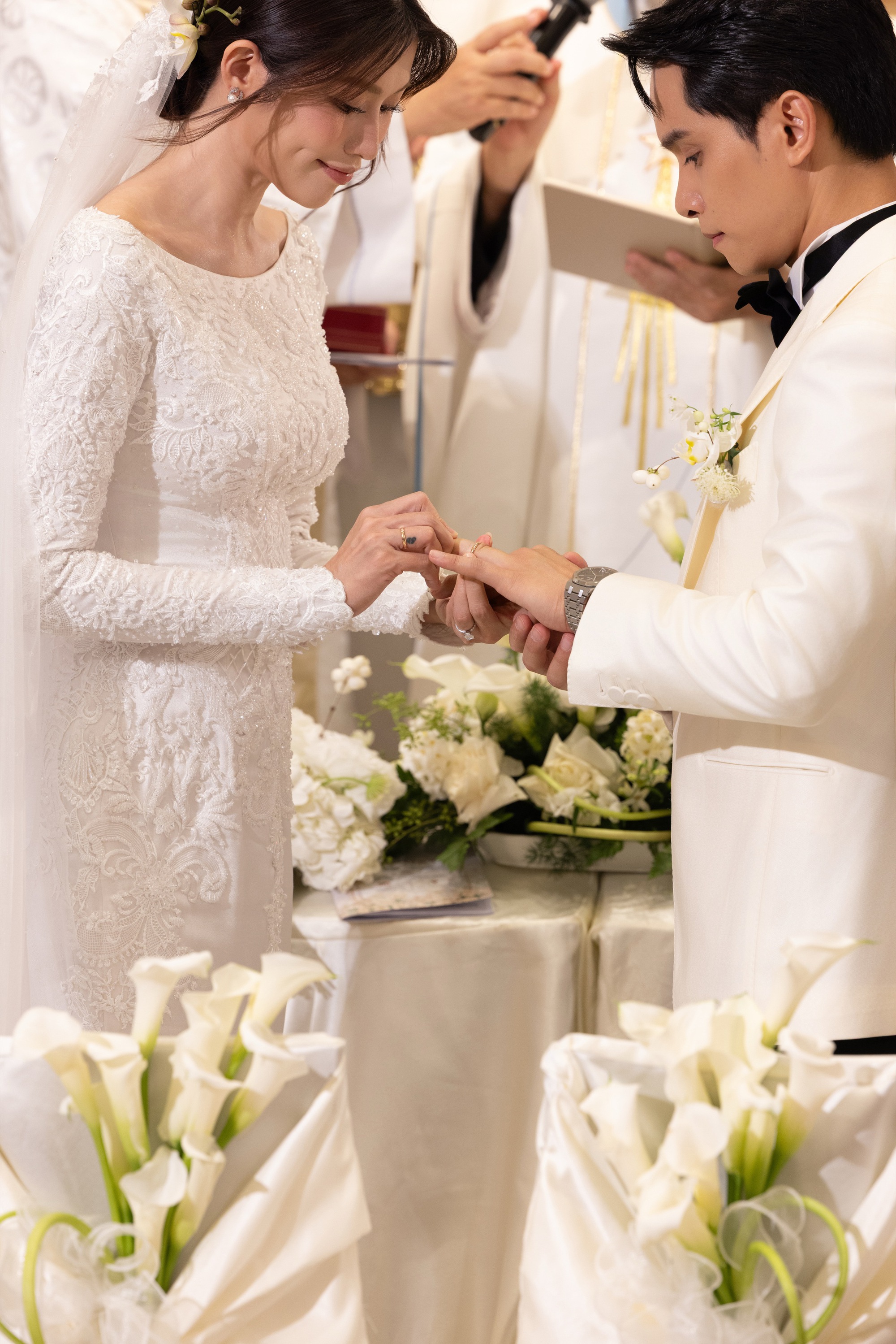 Lễ cưới nhà thờ của Á hậu Quỳnh Châu: Cô dâu rưng rưng xúc động, thiếu gia Đà Lạt quá điển trai!- Ảnh 4.