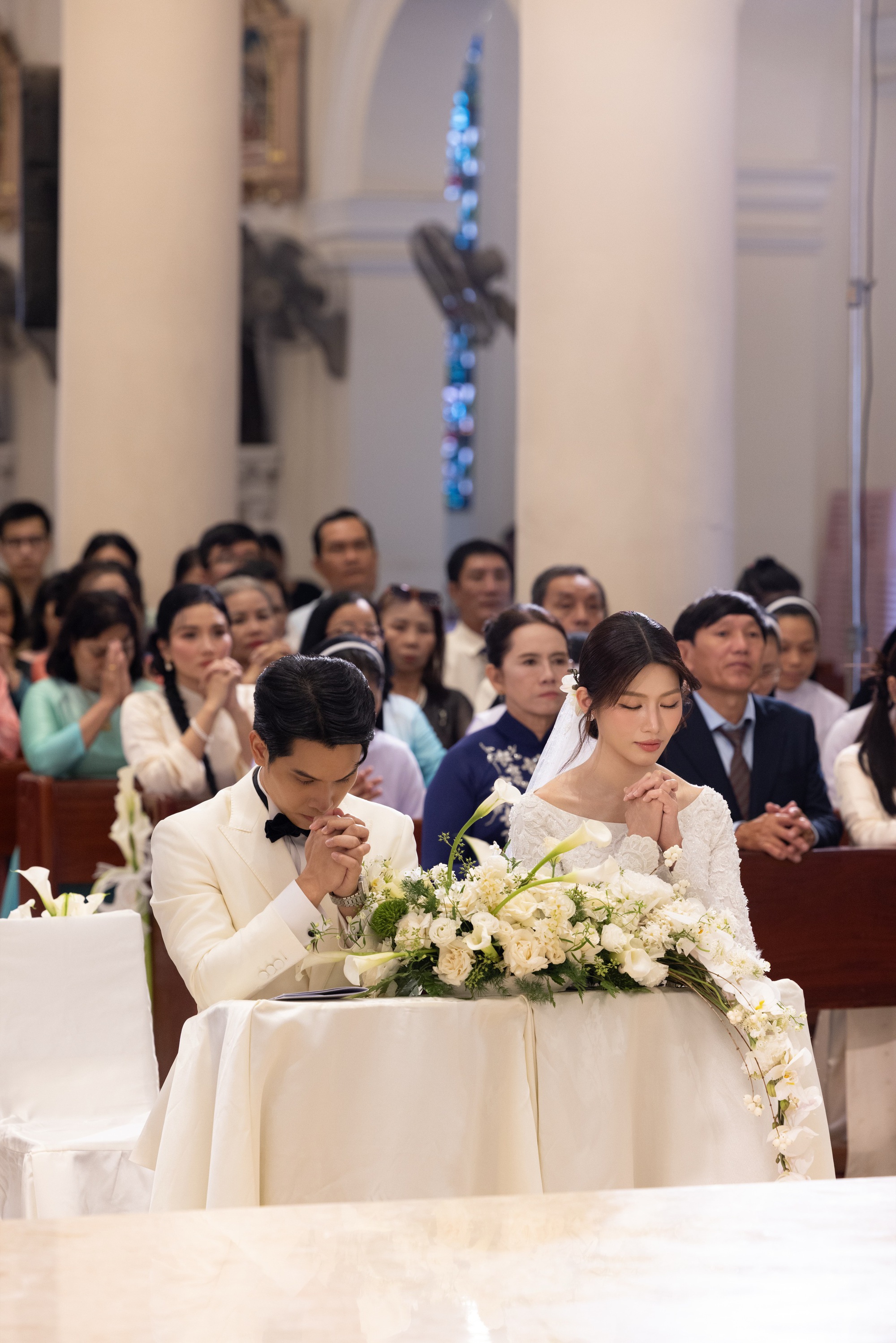 Lễ cưới nhà thờ của Á hậu Quỳnh Châu: Cô dâu rưng rưng xúc động, thiếu gia Đà Lạt quá điển trai!- Ảnh 2.