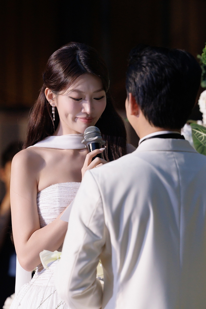 Đám cưới Á hậu Quỳnh Châu: Cô dâu khóc nức nở, dàn Hoa hậu - Á hậu đình đám Vbiz đổ bộ- Ảnh 13.