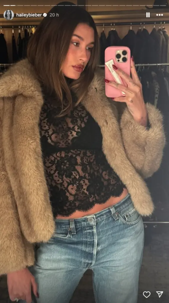 Cả mạng xã hội tranh cãi vì bức ảnh các cô gái mặc quần jeans giống nhau đi chơi tối- Ảnh 2.