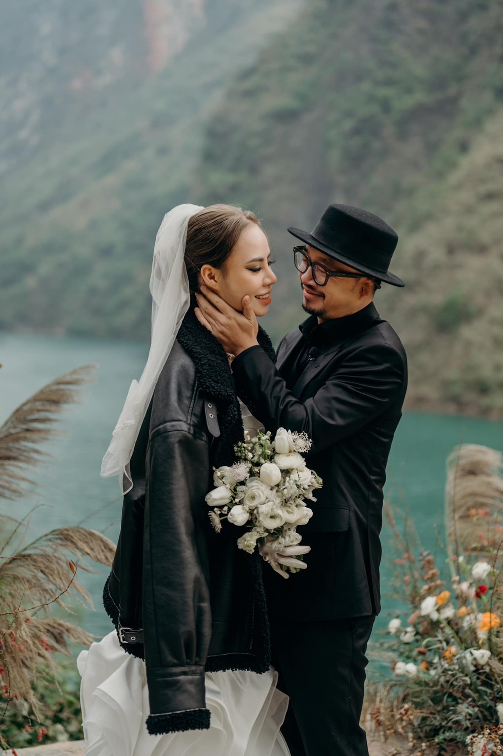 Bộ ảnh “cưng xỉu” của cặp Anh tài Vbiz và vợ kém 13 tuổi, mẹ bầu khoe dáng đỉnh miễn bàn!- Ảnh 8.