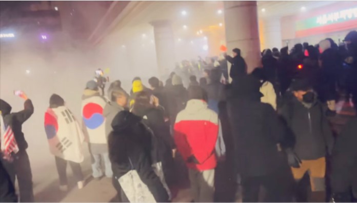 Những người ủng hộ ông Yoon đột nhập vào Tòa án quận Tây Seoul vào ngày 19-1. Ảnh: YouTube Những người ủng hộ ông Yoon đột nhập vào Tòa án quận Tây Seoul vào ngày 19-1. Ảnh: YouTube