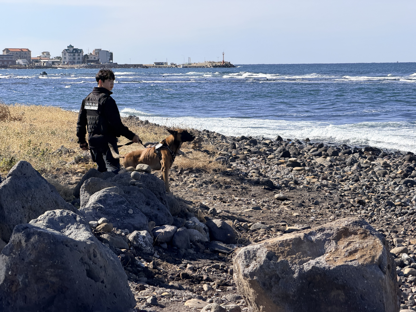 Phát hiện nhiều gói ma túy ketamine trôi dạt vào đảo du lịch Jeju (Hàn Quốc)- Ảnh 3. Phát hiện nhiều gói ma túy ketamine trôi dạt vào đảo du lịch Jeju (Hàn Quốc)- Ảnh 3.