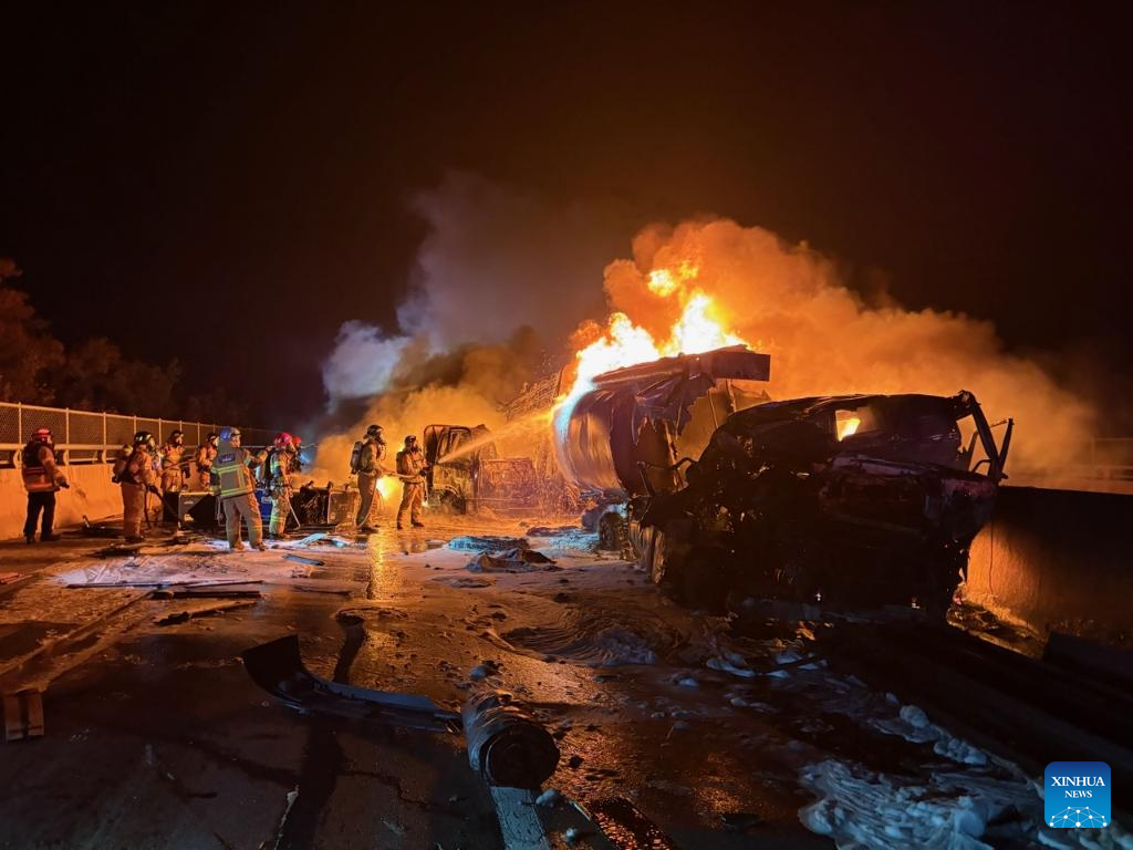 Tai nạn liên hoàn nghiêm trọng tại Hàn Quốc, xe tải 5 tấn bị thiêu rụi trong vài phút- Ảnh 2.