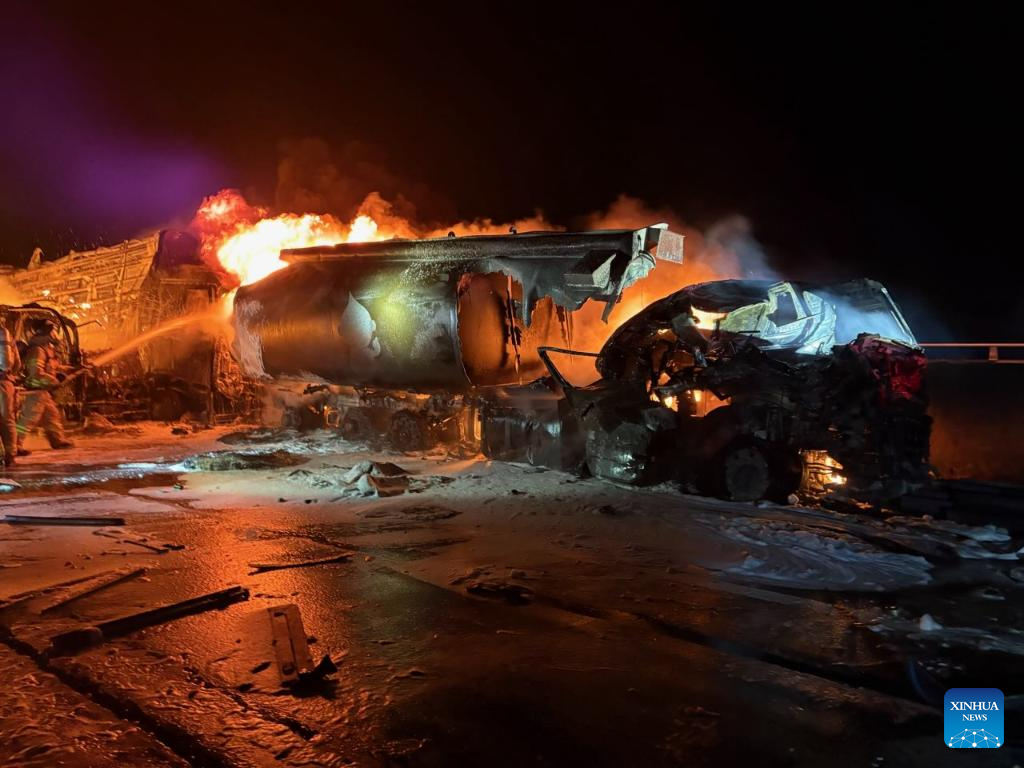 Tai nạn liên hoàn nghiêm trọng tại Hàn Quốc, xe tải 5 tấn bị thiêu rụi trong vài phút- Ảnh 3.