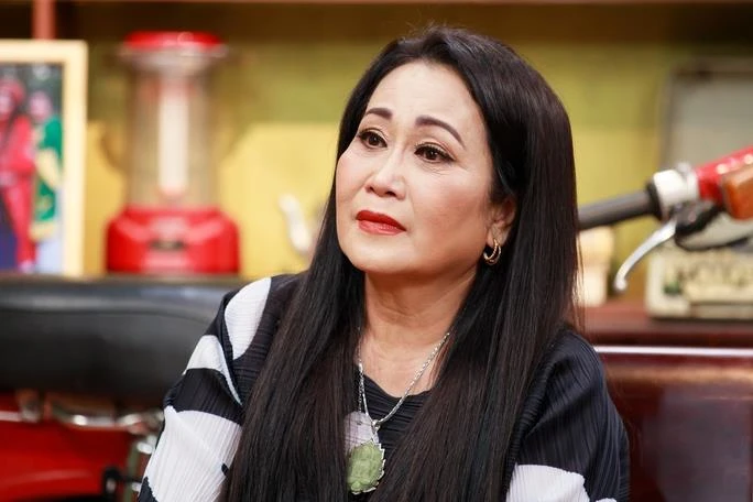 Nữ nghệ sĩ 15 năm ở ẩn, được Hoài Linh giúp đỡ quay lại showbiz: 2 lần đổ vỡ hôn nhân, U70 sống một mình- Ảnh 2. Nữ nghệ sĩ 15 năm ở ẩn, được Hoài Linh giúp đỡ quay lại showbiz: 2 lần đổ vỡ hôn nhân, U70 sống một mình- Ảnh 2.
