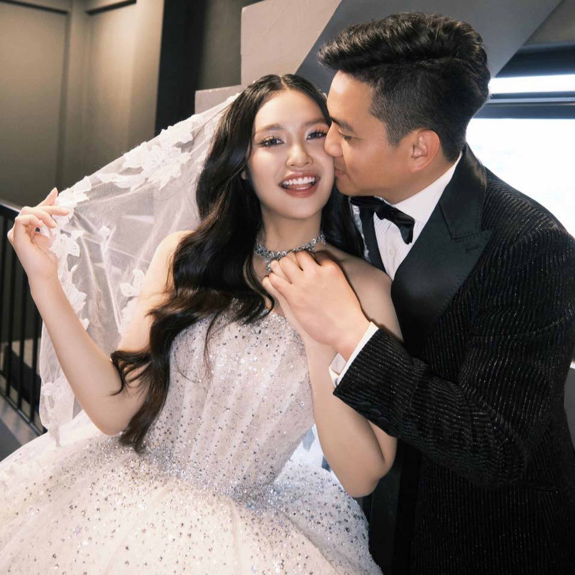 Hoa hậu Việt bức xúc sau hôn lễ với Phó Giám đốc- Ảnh 2. Hoa hậu Việt bức xúc sau hôn lễ với Phó Giám đốc- Ảnh 2.