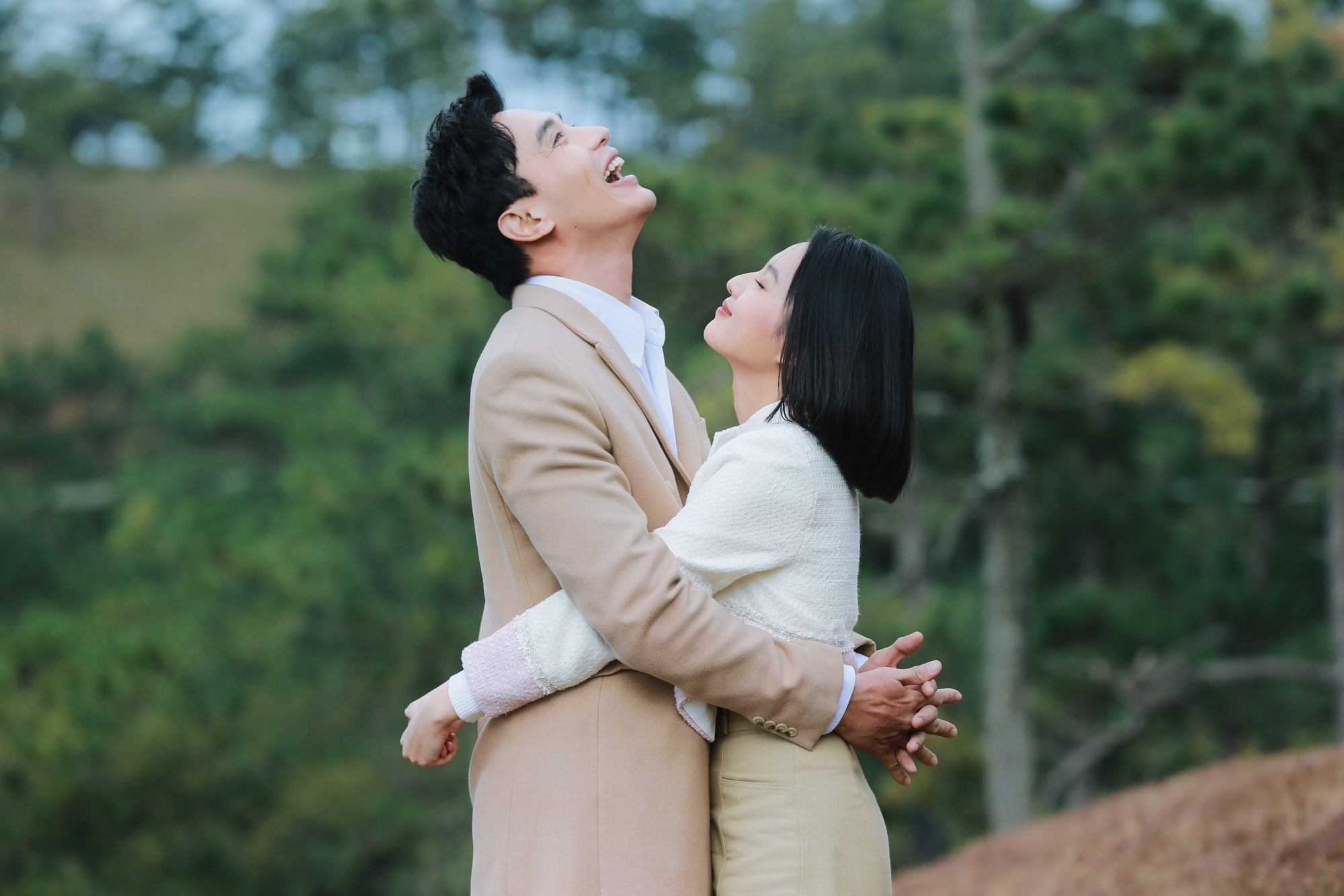 Cặp đôi Vbiz công khai nắm tay tình tứ, bị đồng nghiệp khui luôn mối quan hệ thật- Ảnh 1.