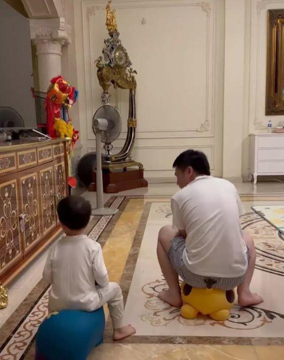 Chồng chủ tịch của