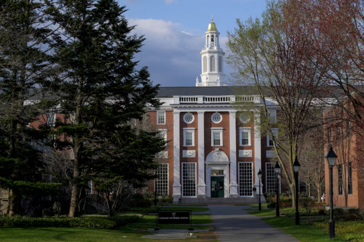 Ông Trump ký sắc lệnh hạn chế cấp visa du học trường Harvard- Ảnh 1.