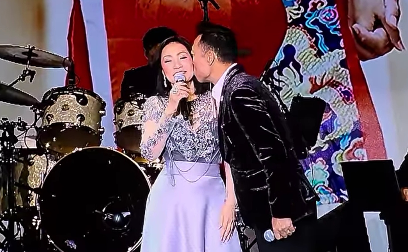 Một nam nghệ sĩ cưỡng hôn Hồng Đào ngay trên sân khấu: