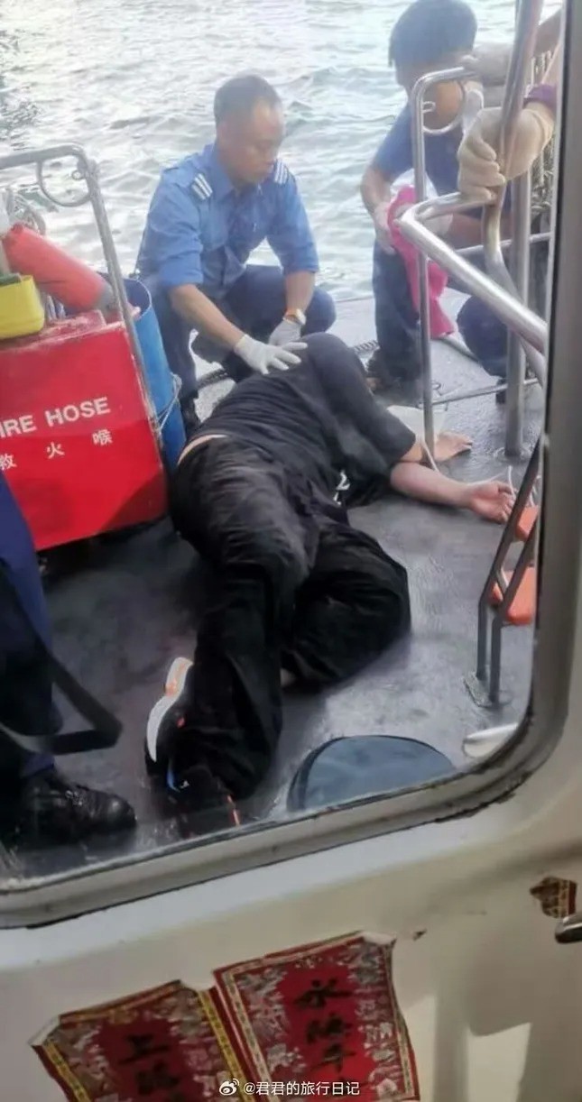 Nam ca sĩ Khương Đào rơi xuống biển - 2