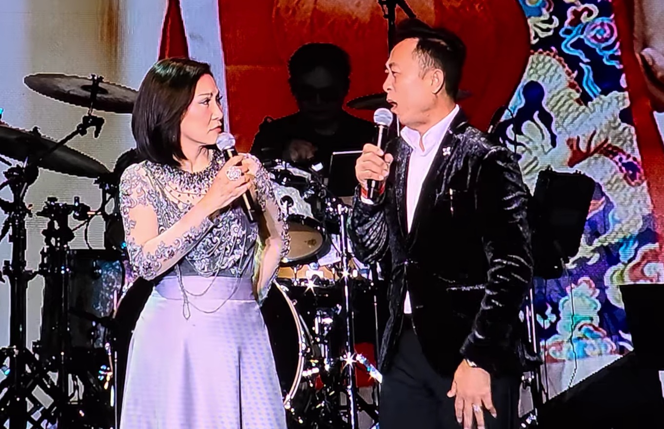 Một nam nghệ sĩ cưỡng hôn Hồng Đào ngay trên sân khấu: