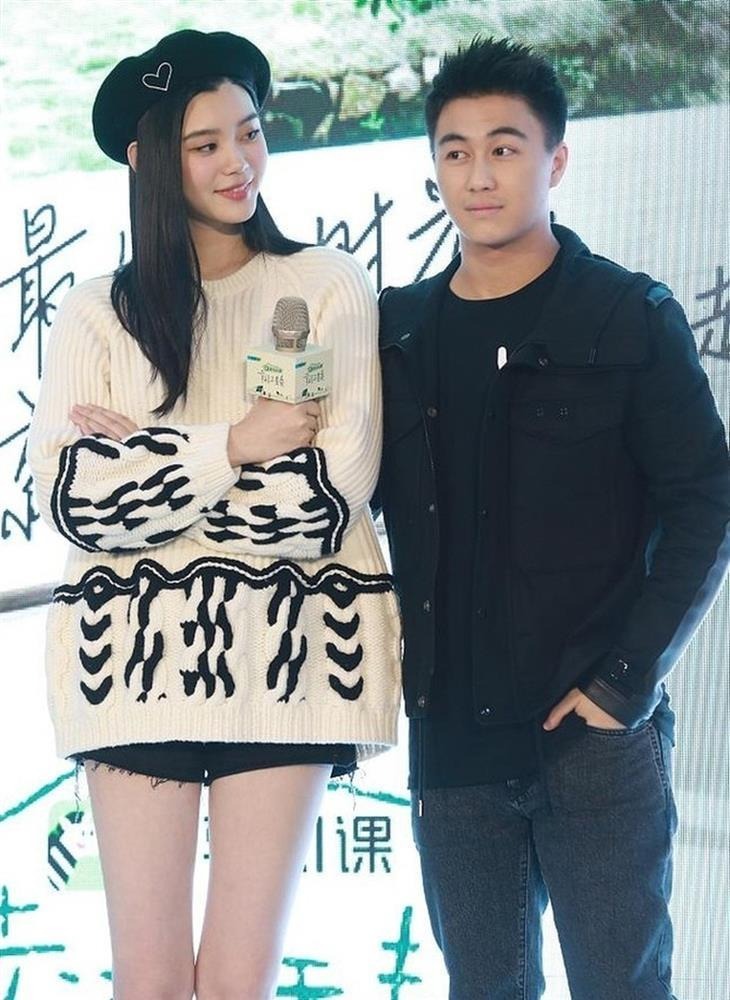 Fan dậy sóng trước hình ảnh mới nhất của siêu mẫu Victoria's Secret giữa nghi vấn bị chồng thiếu gia sòng bạc “cắm sừng”- Ảnh 9. Fan dậy sóng trước hình ảnh mới nhất của siêu mẫu Victoria's Secret giữa nghi vấn bị chồng thiếu gia sòng bạc “cắm sừng”- Ảnh 9.