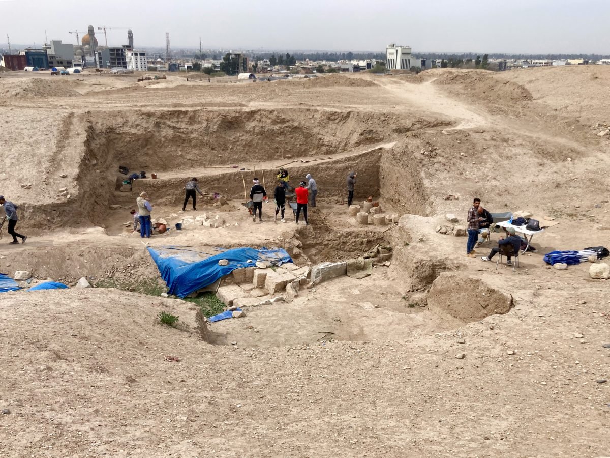 Báu vật nặng 12 tấn lộ ra dưới cung điện cổ Trung Đông- Ảnh 1.