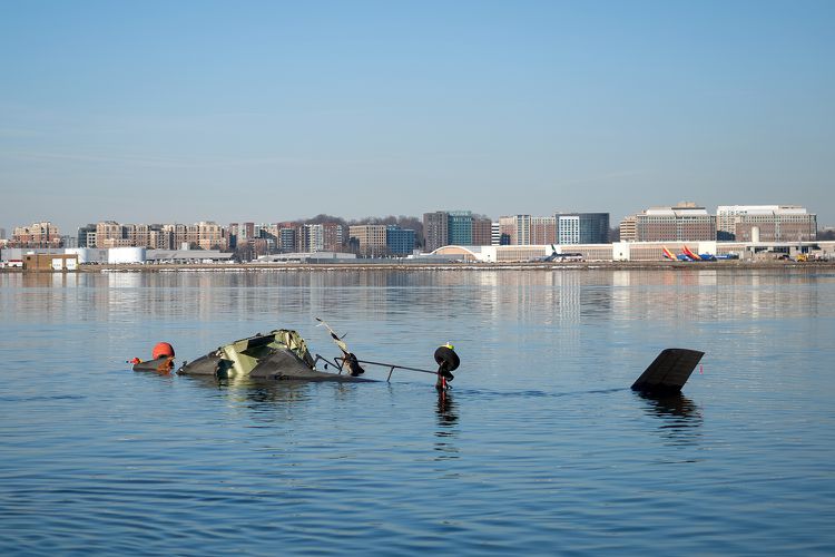 Hộp đen hé lộ bí ẩn vụ rơi máy bay khiến 67 người tử vong: Manh mối quan trọng được tìm thấy- Ảnh 1.
