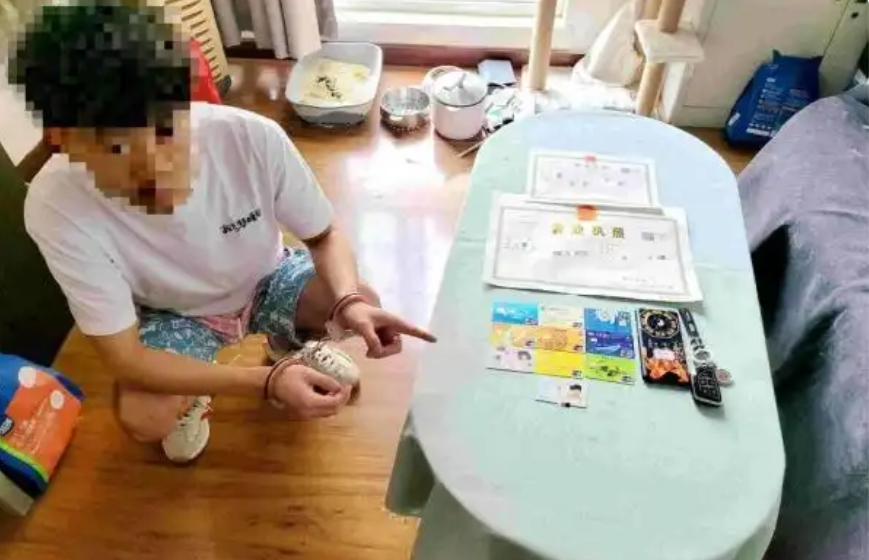 Rà soát toàn hệ thống, ngân hàng phát hiện 7 chủ tài khoản thất nghiệp nhưng rút hơn 111 tỷ đồng/người: Công an vào cuộc đánh sập đường dây rửa tiền hơn 1.864 tỷ đồng- Ảnh 2.