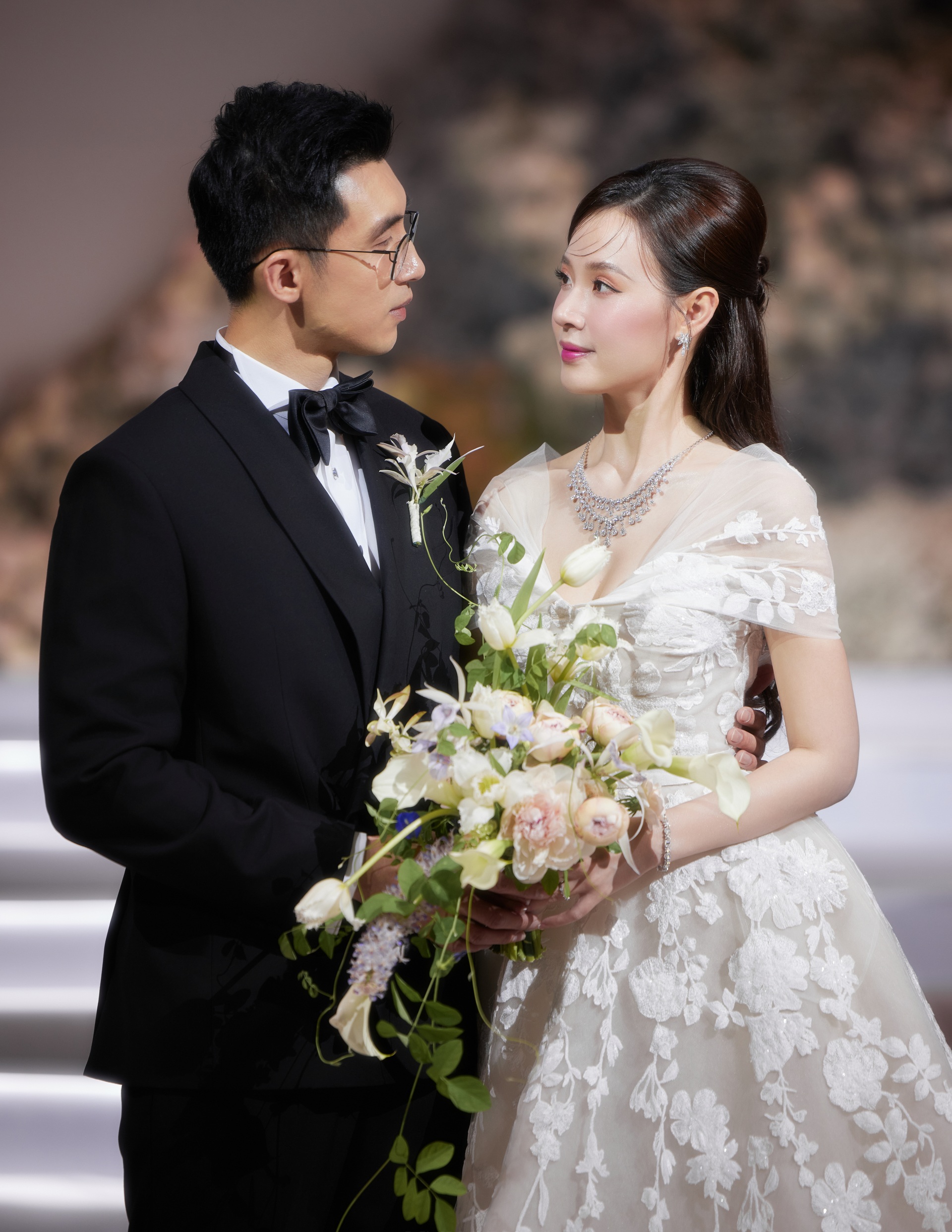 Đám cưới kín bưng của phú bà - tổng tài Vbiz: Khách mời tham dự phải ra