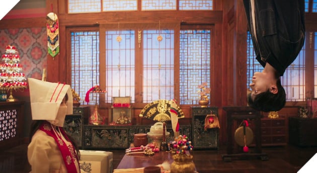 Seong Ah và Gyeon U lần đầu chạm mặt.