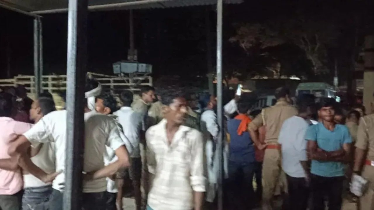 Xe tải mất lái lật nghiêng, đè trúng 4 bé trai đang đứng bên lề đường- Ảnh 1.