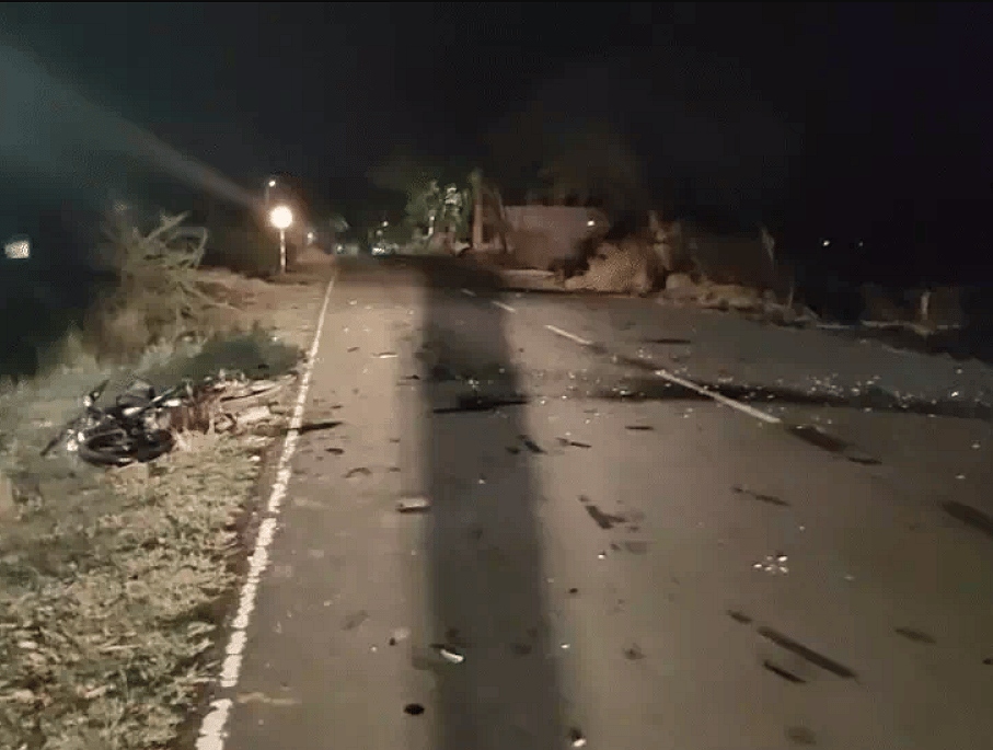 Hai xe máy tông nhau trực diện khiến 5 nam thanh niên tử vong- Ảnh 1.