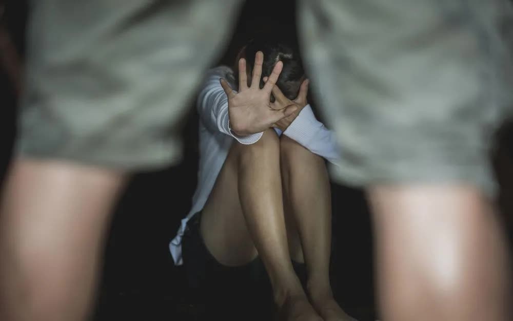 Singapore bỏ tù và phạt roi hai bị can cưỡng hiếp thiếu nữ trong nhà vệ sinh công cộng- Ảnh 1.