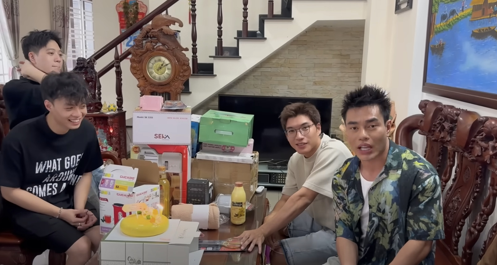 Nam nghệ sĩ Việt từ nhân viên bê phở, bốc vác kho hàng đến ngôi sao bạc tỷ, bạn gái hot girl cực xinh- Ảnh 2.