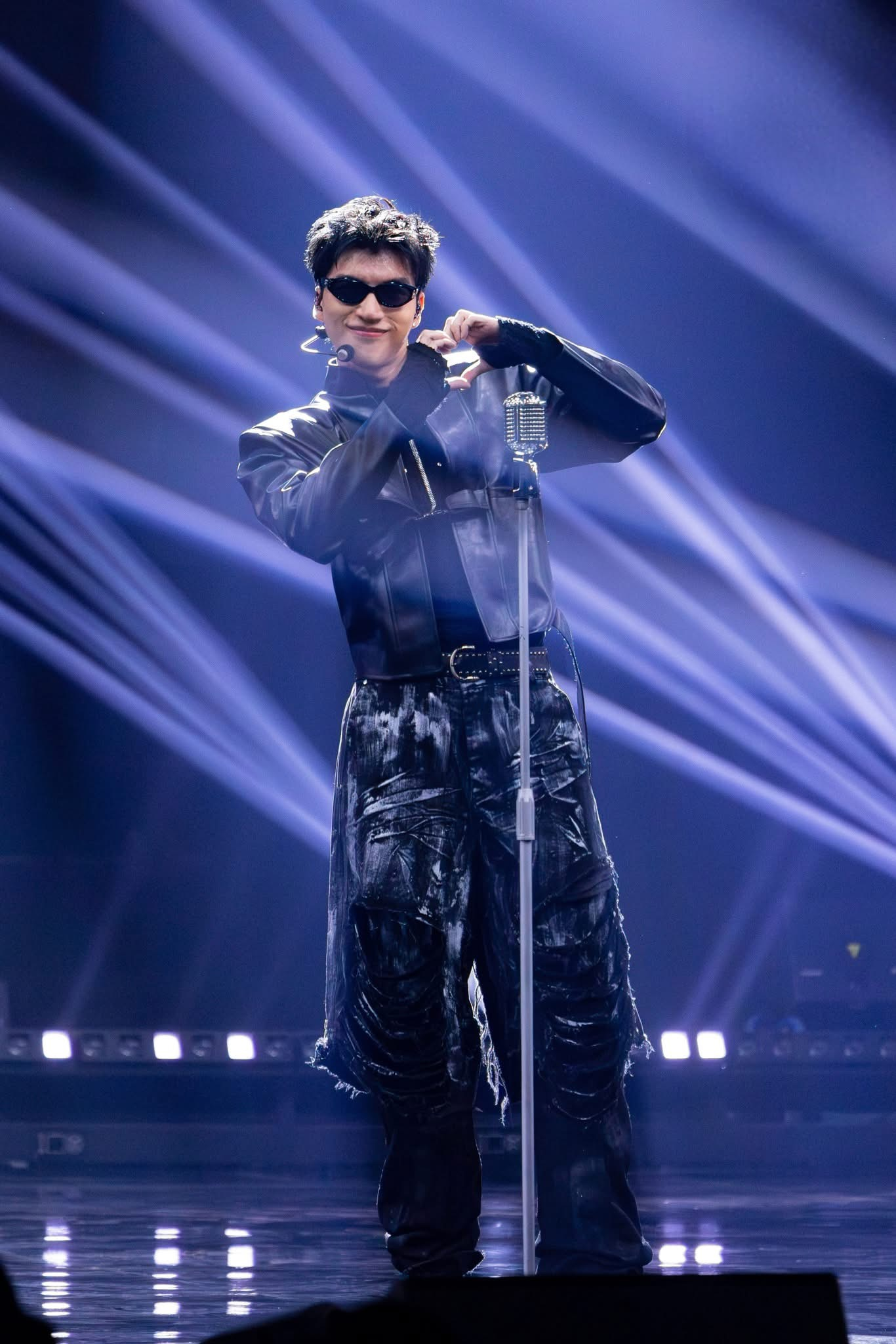 Nam nghệ sĩ Việt từ nhân viên bê phở, bốc vác kho hàng đến ngôi sao bạc tỷ, bạn gái hot girl cực xinh- Ảnh 1.