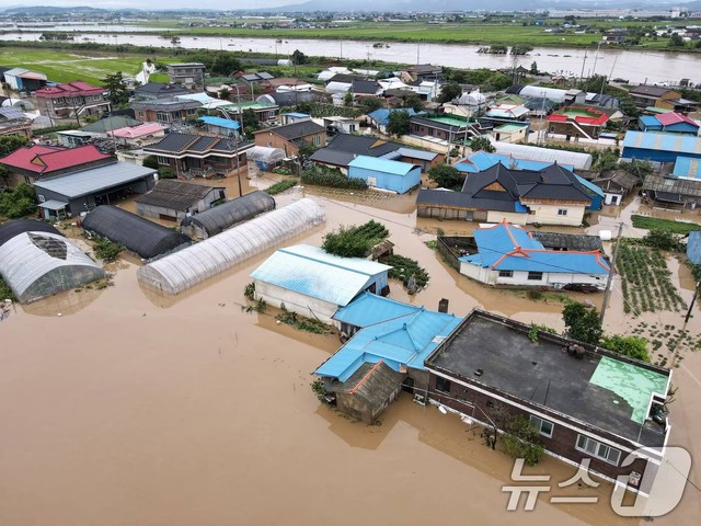Toàn cảnh mưa lũ lịch sử 200 năm có một nhấn chìm Hàn Quốc: Nhiều nơi bị cô lập, hơn 500 trường học phải đóng cửa, đã xuất hiện thương vong- Ảnh 1.