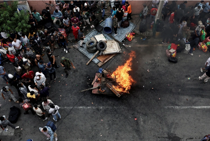 Bộ trưởng Nepal và gia đình bám dây trực thăng trốn người biểu tình- Ảnh 1.