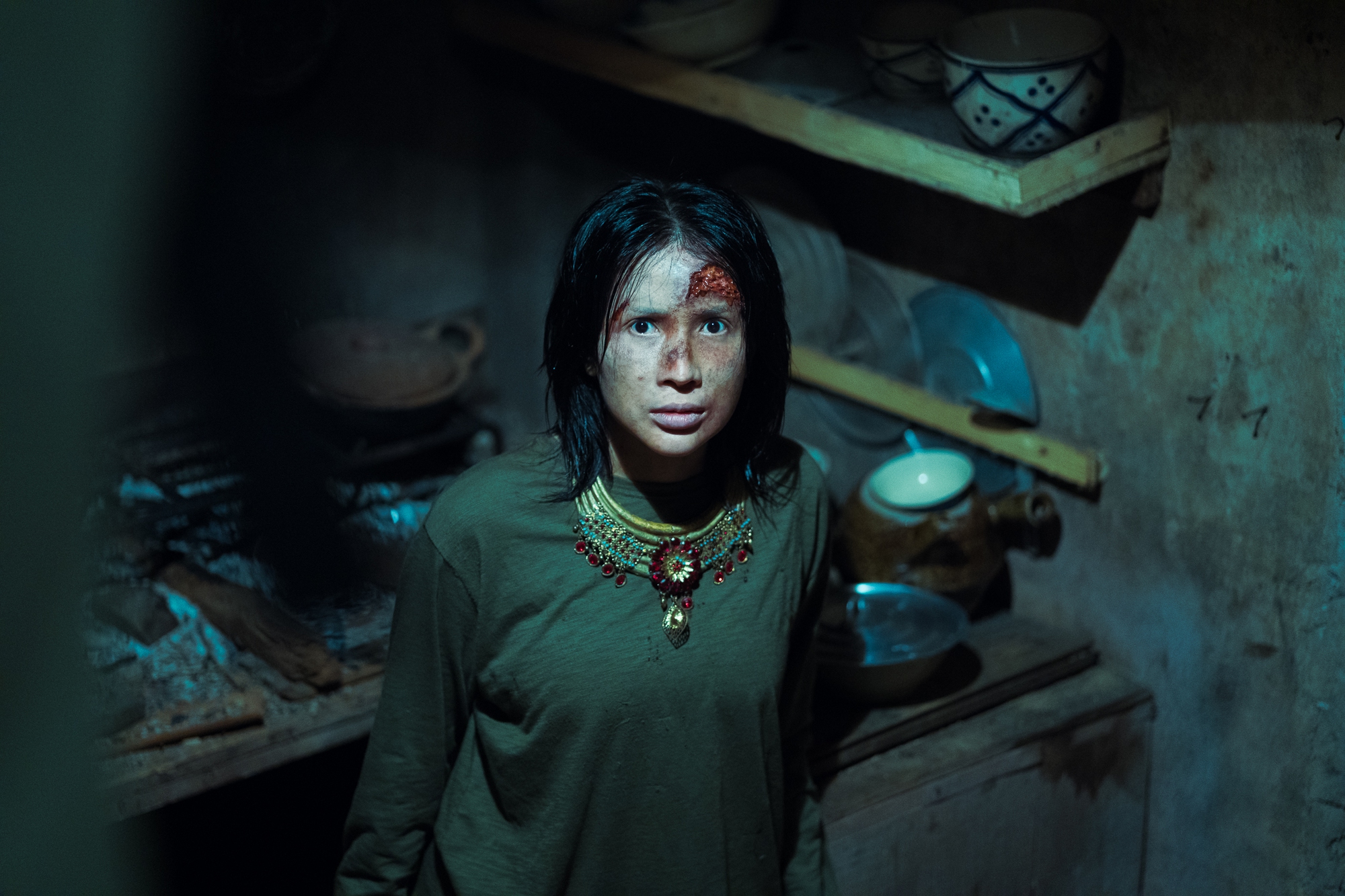 Mỹ nhân Việt gây sốc vì tạo hình