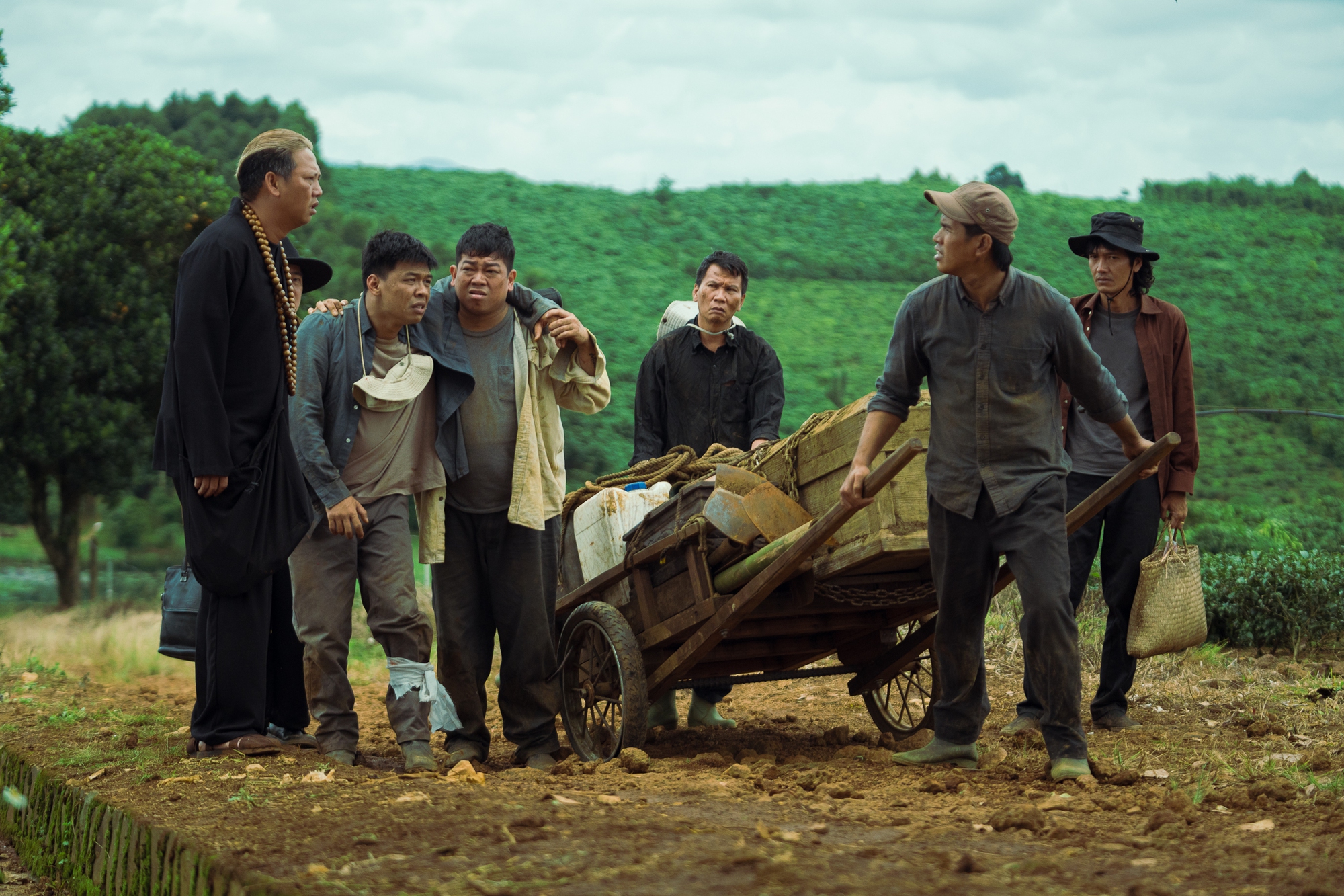 Mỹ nhân Việt gây sốc vì tạo hình