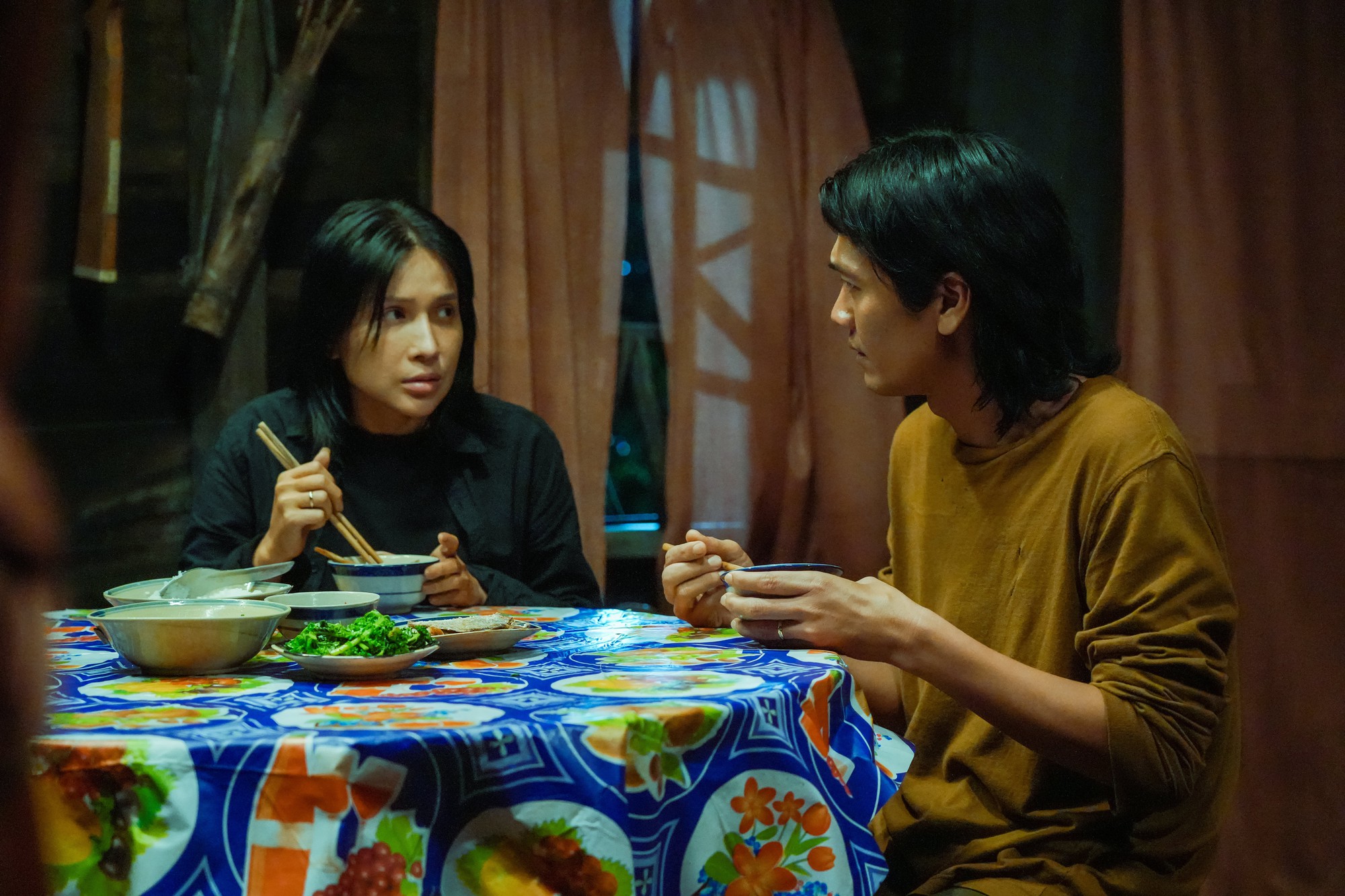 Mỹ nhân Việt gây sốc vì tạo hình