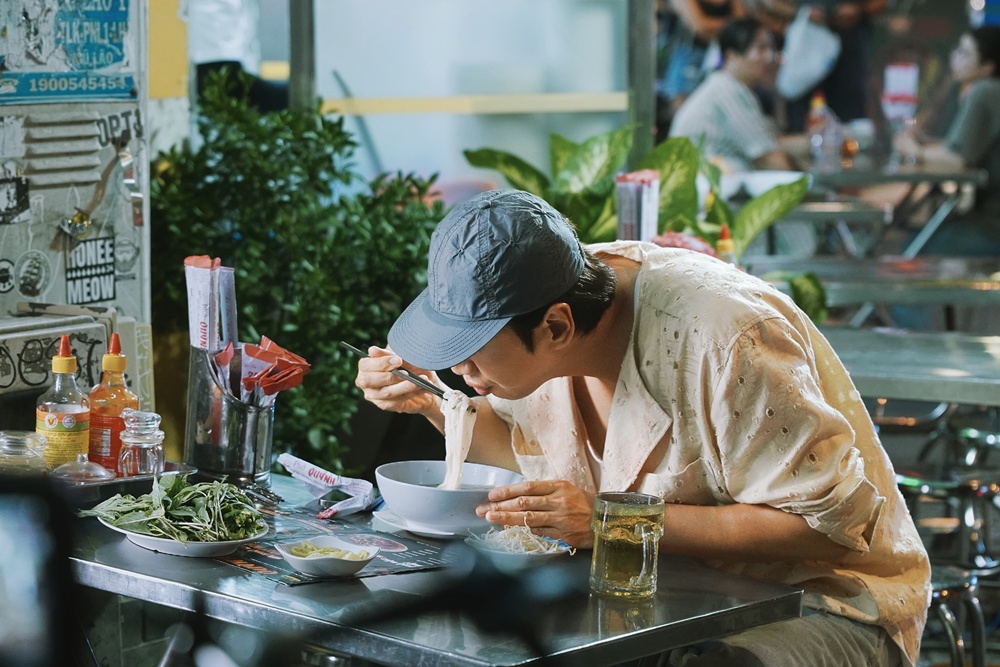 Tóm dính sao hạng A Hàn Quốc đến Sài Gòn ngồi trà đá, ăn bánh mì nhưng không ai nhận ra- Ảnh 5.