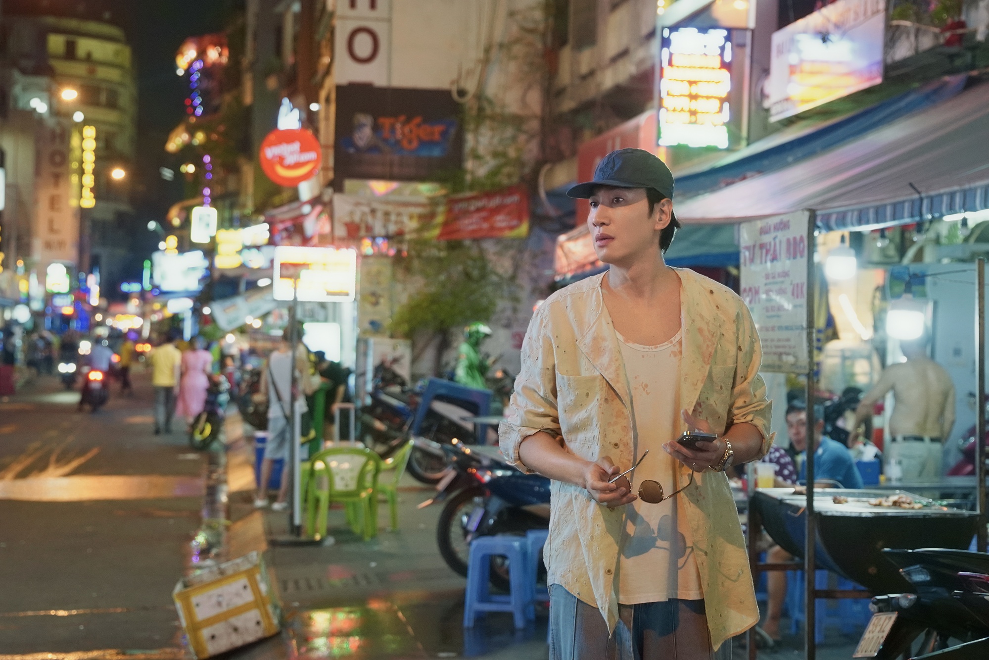 Tóm dính sao hạng A Hàn Quốc đến Sài Gòn ngồi trà đá, ăn bánh mì nhưng không ai nhận ra- Ảnh 3.