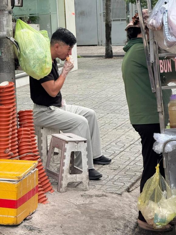 Lương Bằng Quang thất thần ngồi ăn bánh mì sau khi Ngân 98 bị bắt?- Ảnh 3.