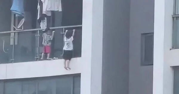 Trẻ trèo ra ngoài ban công chung cư