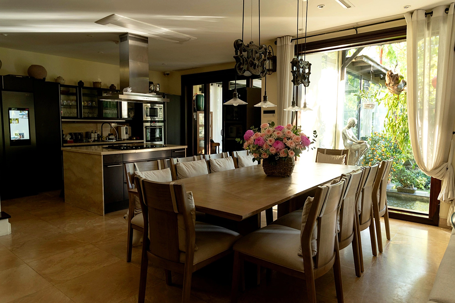 Một hoa hậu ở tuổi 49: Sống trong “siêu biệt thự” 400 tỷ đồng tại quận 2, được chồng yêu chiều hết mực- Ảnh 5. Một hoa hậu ở tuổi 49: Sống trong “siêu biệt thự” 400 tỷ đồng tại quận 2, được chồng yêu chiều hết mực- Ảnh 5.