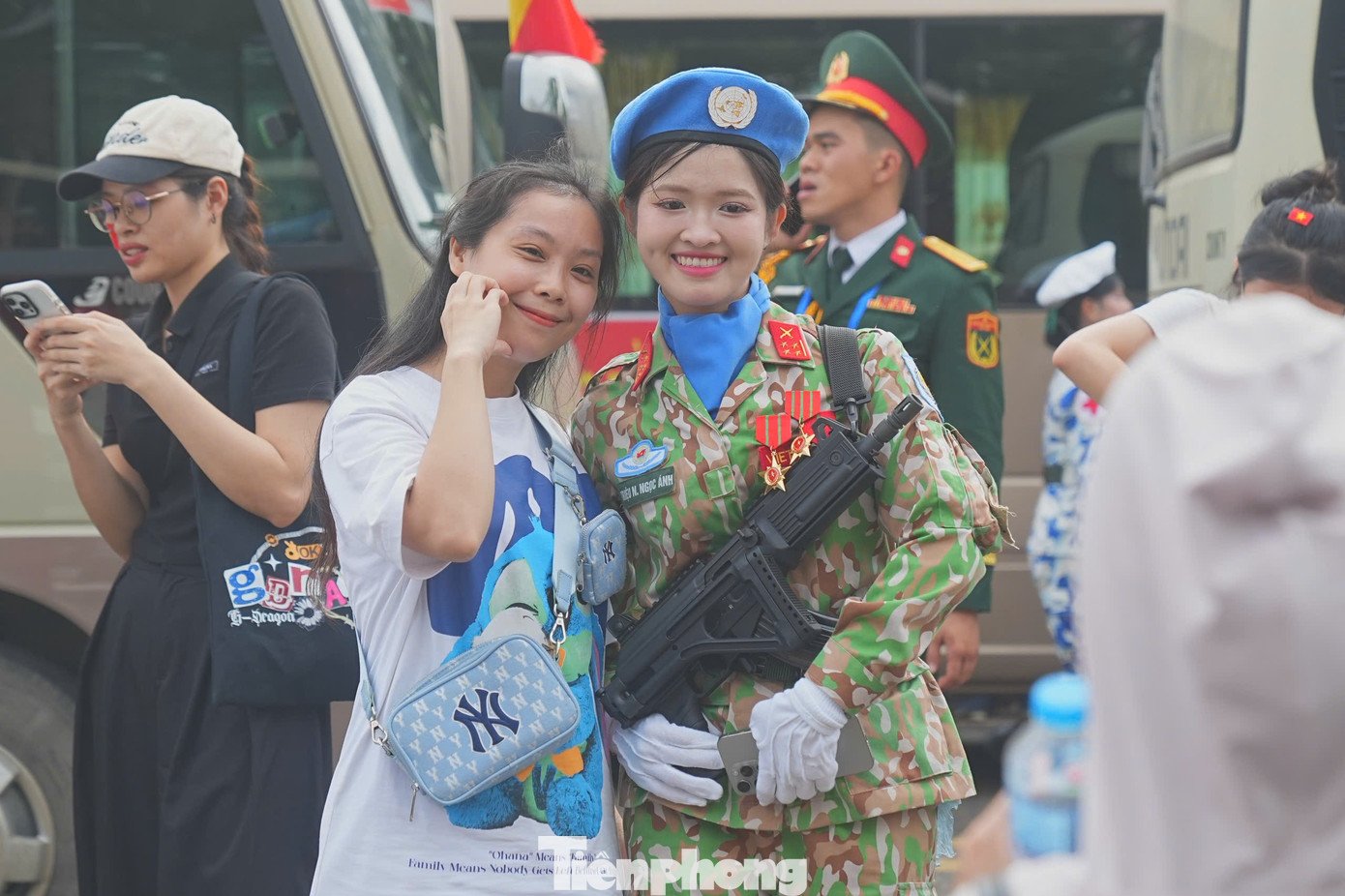 hoa-binh-10-1756616694-814-width1390height926 Các chiến sĩ mũ nồi xanh thích thú khi chụp ảnh, giao lưu cùng người dân.