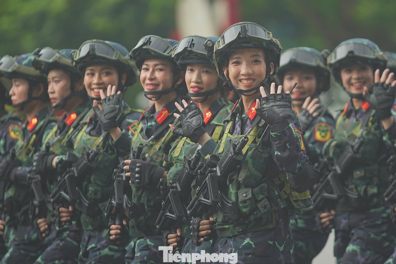 hoa-binh-11-1756616725-823-width1390height926 Nhan sắc gây sốt của nữ chiến sĩ A80 - 19