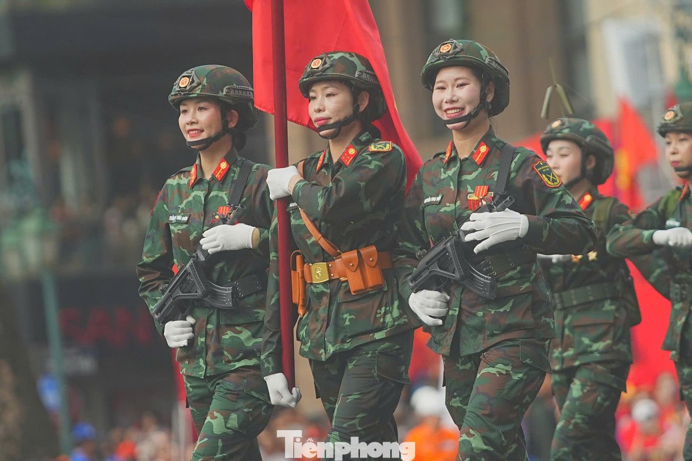 hoa-binh-13-1756616755-391-width1390height926 Nhan sắc gây sốt của nữ chiến sĩ A80 - 22
