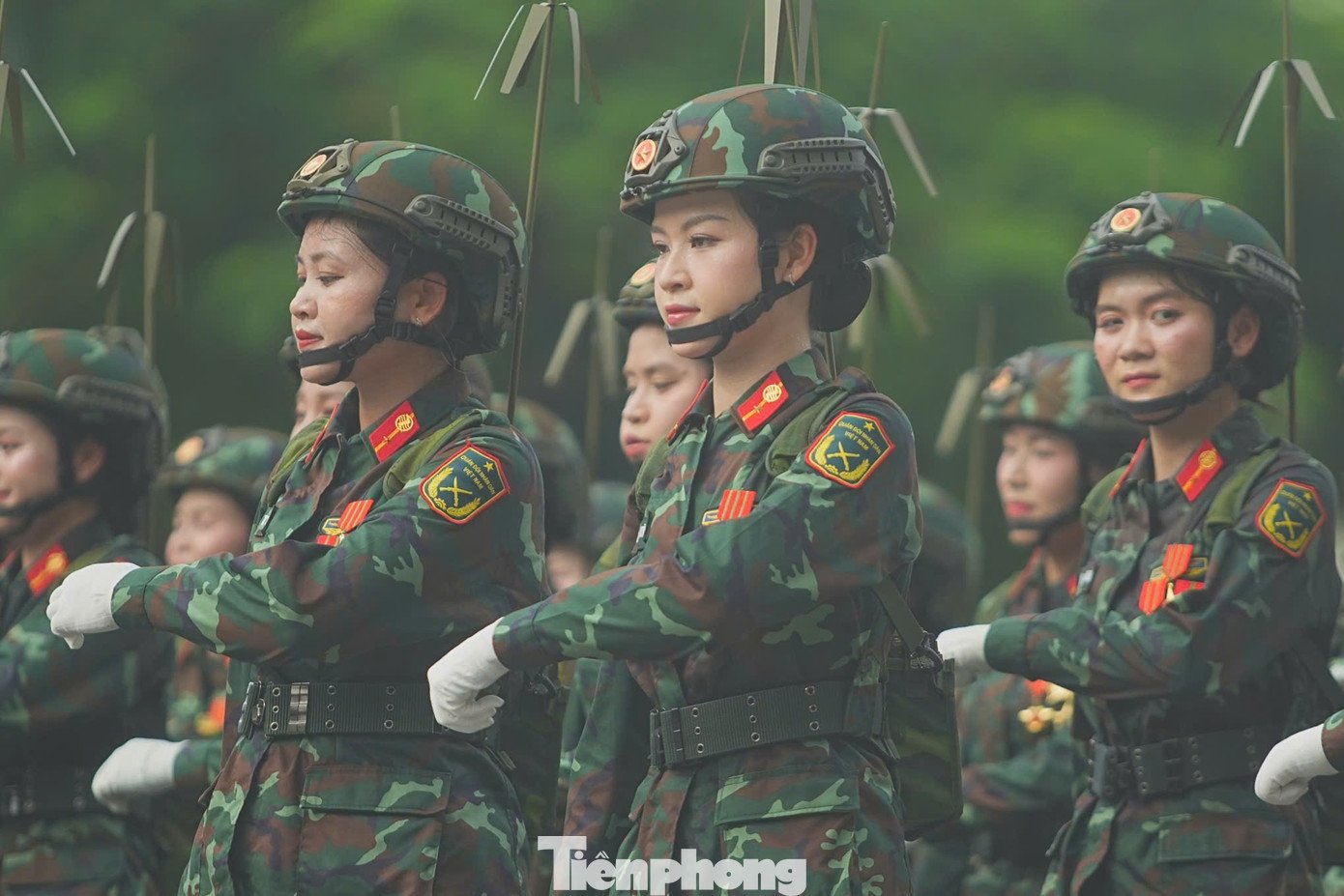 hoa-binh-14-1756616755-395-width1390height927 Khối nữ chiến sĩ thông tin mang theo hình ảnh mưu trí, dũng cảm của bộ đội thông tin.