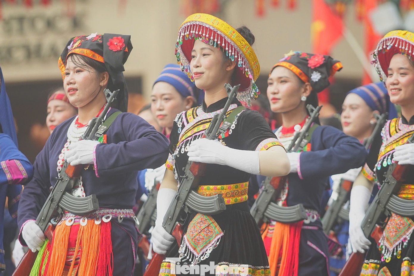 hoa-binh-16-1756616773-205-width1390height927 Khối nữ dân quân các dân tộc Việt Nam xuất hiện tại khu vực Nhà hát Lớn Hà Nội - Quảng trường Cách mạng tháng Tám, trong tiếng reo hò, cổ vũ của người dân.