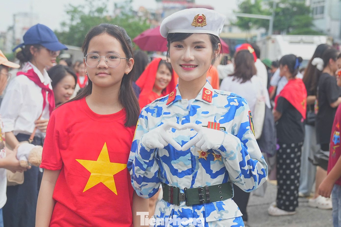 hoa-binh-4-1756616620-119-width1390height926 Sau khi hoàn thành buổi Tổng duyệt diễu binh, diễu hành tại Hà Nội, khối nữ sĩ quan quân y có thời gian chụp ảnh, giao lưu với người dân.