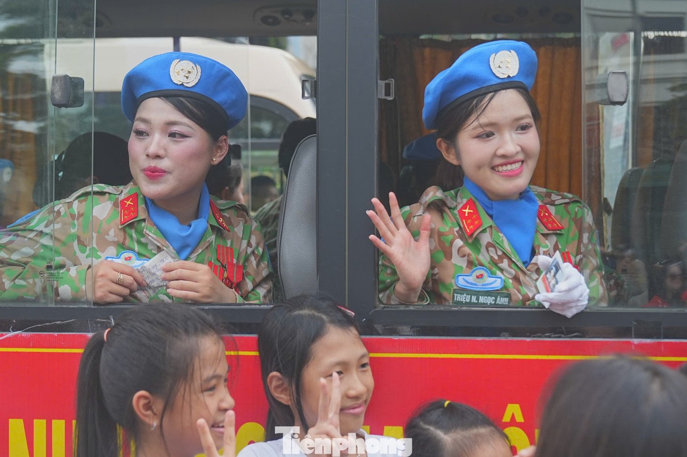 hoa-binh-9-1756616694-465-width1390height926 Nhan sắc gây sốt của nữ chiến sĩ A80 - 16