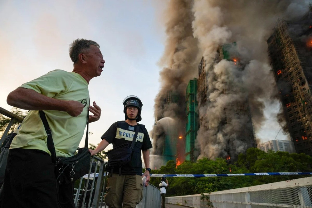 Câu chuyện xé lòng đằng sau bức ảnh người đàn ông tuyệt vọng gục ngã trước những toà nhà đang cháy ở Hong Kong- Ảnh 2.