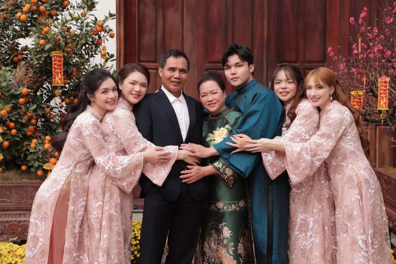 Chuyện học hành trái ngược của chị em nhà Hoà Minzy qua lời kể