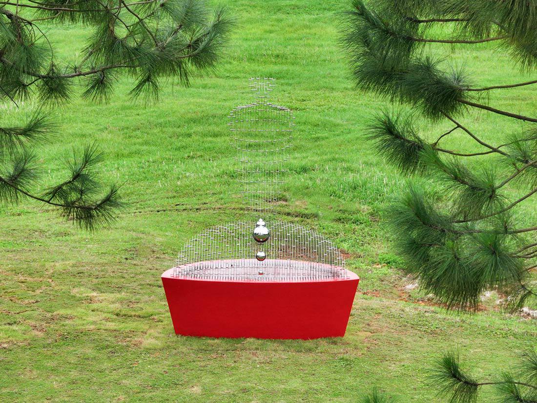 Tác phẩm “Chân dung của Rỗng” của nghệ sĩ Nguyễn Trần Ưu Đàm. Tác phẩm là một pho tượng Phật được “cắt” thành nhiều lớp dọc, khiến hình thể trở nên trong suốt khi nhìn trực diện. Sự rỗng ấy không phải là trống không, mà là tinh thần “tánh không” trong mỹ học phương Đông: khi ánh sáng và bóng tối trôi qua thân tượng, người xem nhìn thấy chính mình. Đây là trải nghiệm mà nghệ sĩ đã theo đuổi suốt 30 năm.