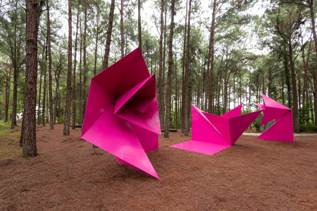 Tác phẩm “Sen” của nhà điêu khắc Lê Thị Hiền. Tác phẩm là sự hòa trộn giữa chất liệu thép không gỉ và nhịp gấp của giấy, tạo nên chuyển động nhẹ bẫng giữa rừng thông. 